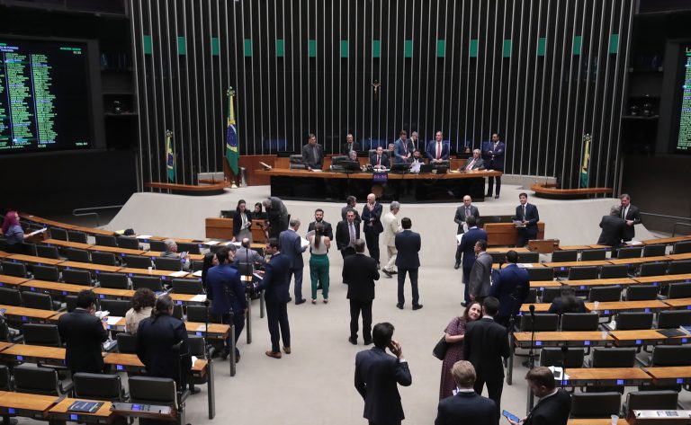 19 dos 22 deputados em exercício pelo Ceará tentam permanecer na Câmara em 2026